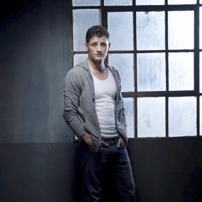 Enver Gjokaj en su serie