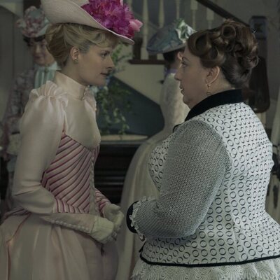 Ashlie Atkinson y Louisa Jacobson en el 3x05 de 'The Gilded Age'