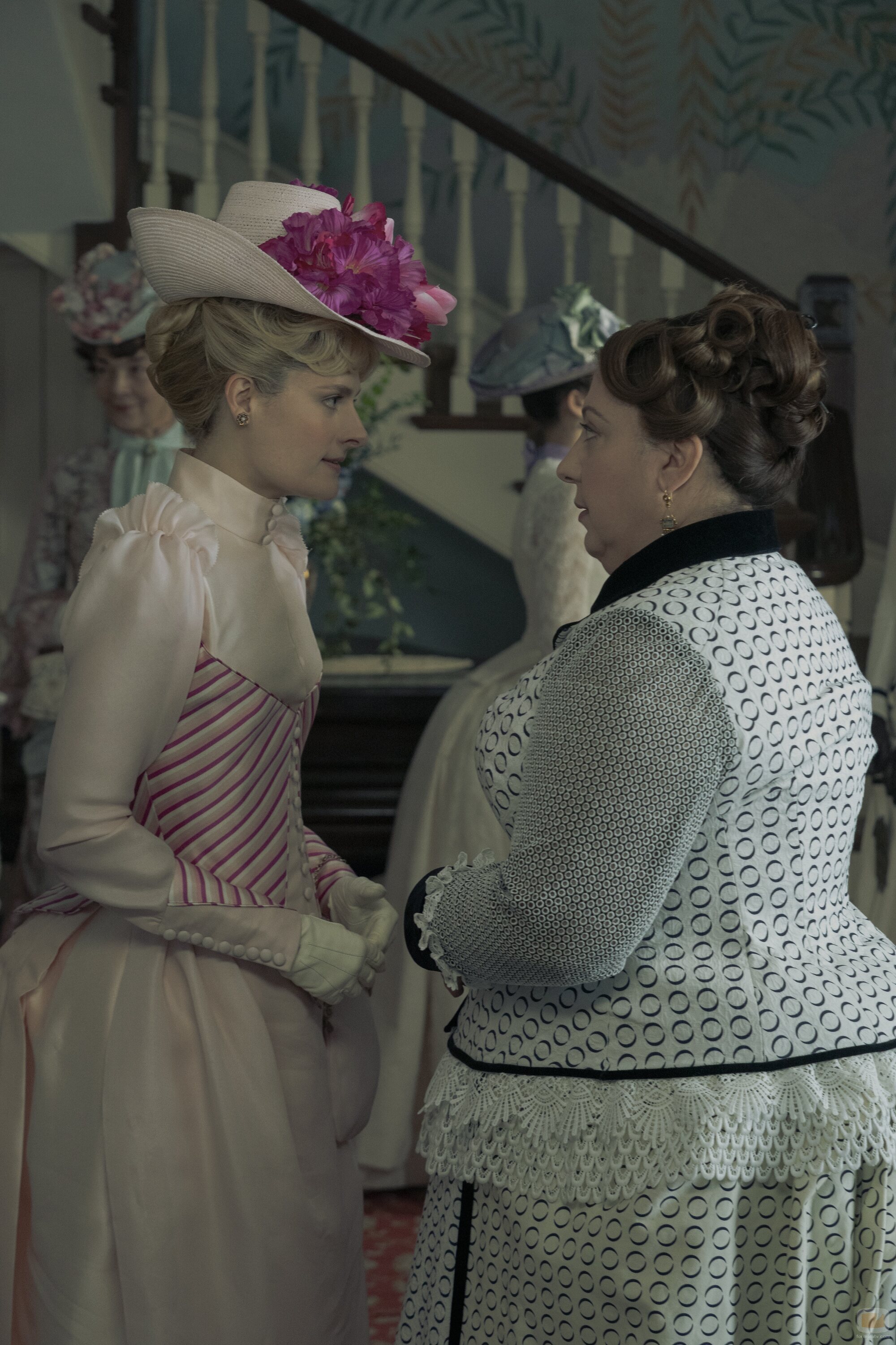 Ashlie Atkinson y Louisa Jacobson en el 3x05 de 'The Gilded Age'