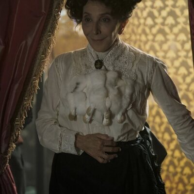 Andrea Martin en Capítulo 5 titulado 'Un mundo distinto' de 'La edad dorada'