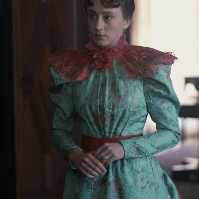 Still de Taissa Farmiga en el 3x05 de 'The Gilded Age'