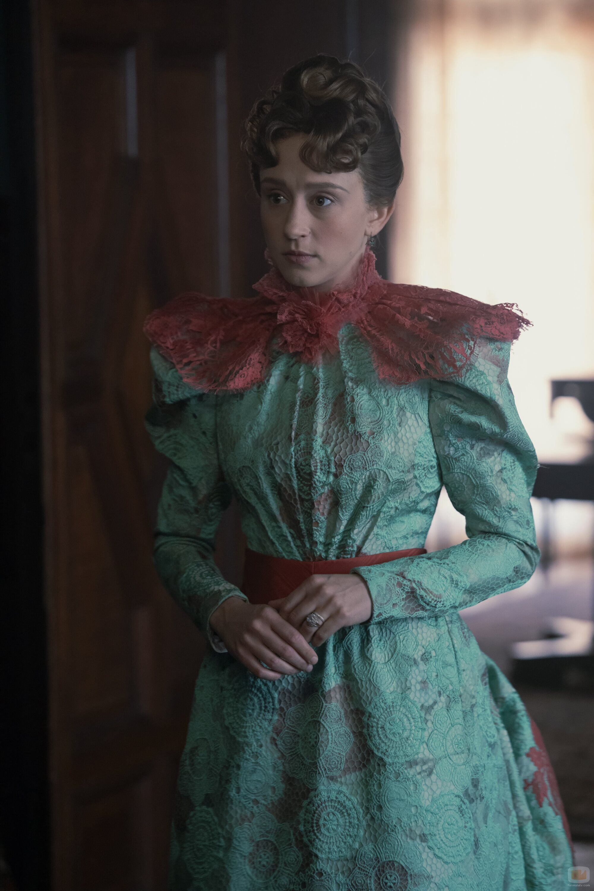 Still de Taissa Farmiga en el 3x05 de 'The Gilded Age'
