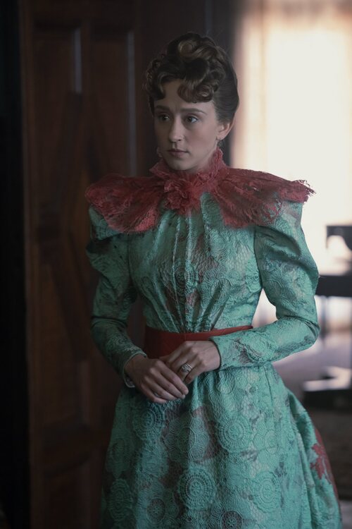 Still de Taissa Farmiga en el 3x05 de 'The Gilded Age'
