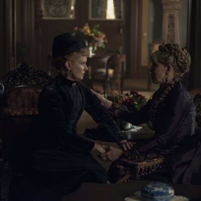Cynthia Nixon y Christine Baranski en 'Si quieres cocinar un omelette' de 'The Gilded Age'