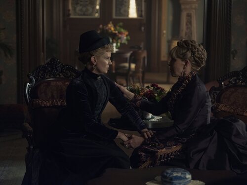 Cynthia Nixon y Christine Baranski en 'Si quieres cocinar un omelette' de 'The Gilded Age'