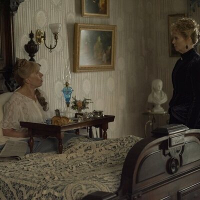 Christine Baranski y Cynthia Nixon en Capítulo 6 titulado 'Si quieres cocinar un omelette' de 'La edad dorada'