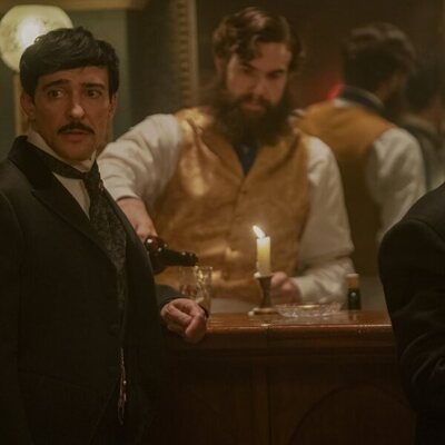 Blake Ritson en Capítulo 6 titulado 'Si quieres cocinar un omelette' de 'La edad dorada'