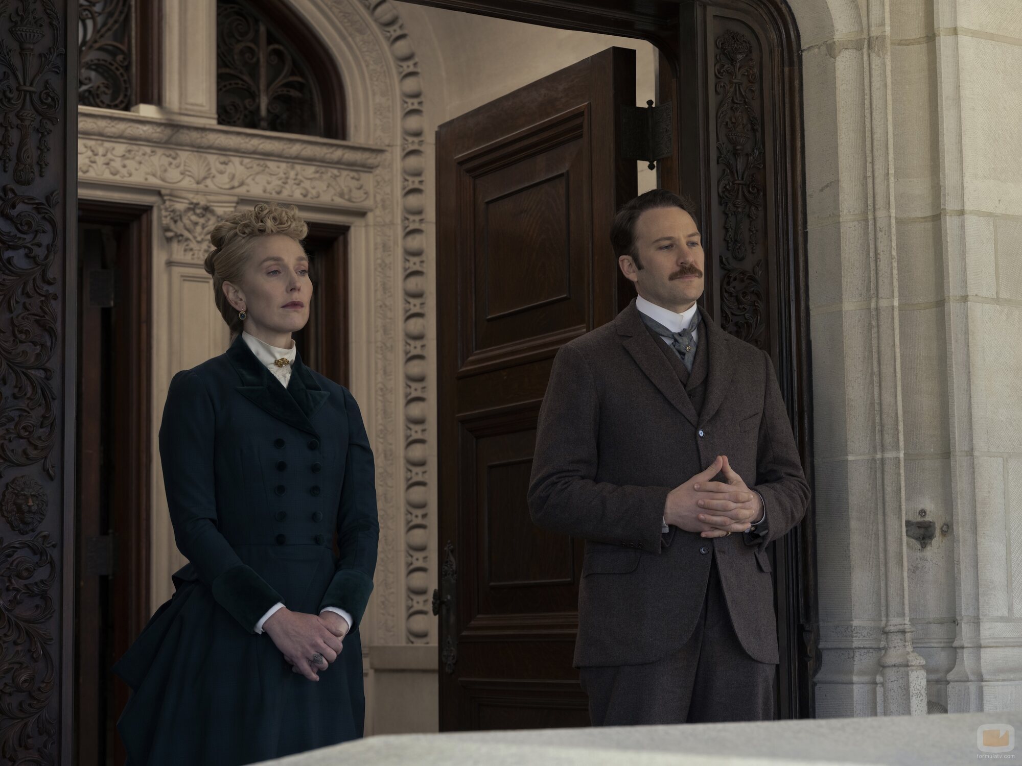 Ben Lamb y Hattie Morahan en Capítulo 6 titulado 'Si quieres cocinar un omelette' de 'La edad dorada'