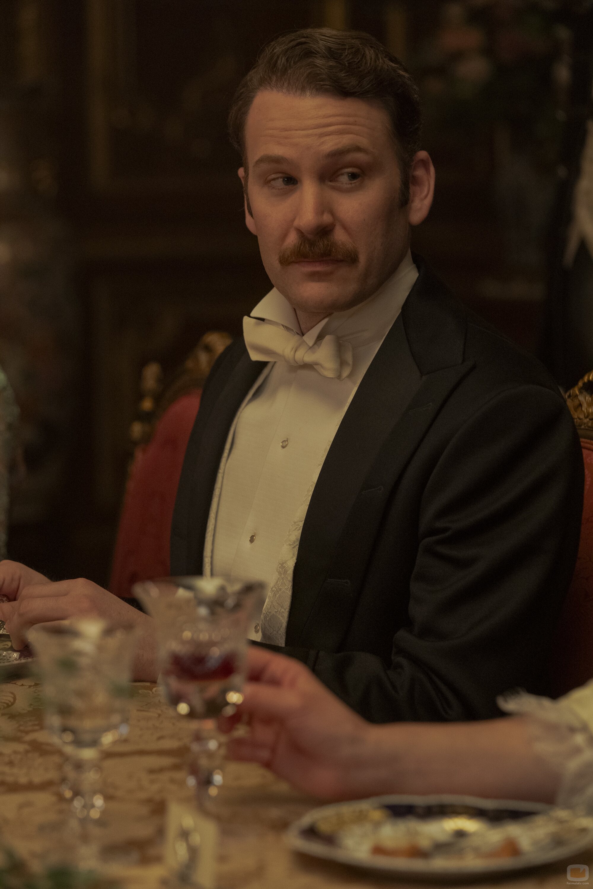 Ben Lamb en Capítulo 6 titulado 'Si quieres cocinar un omelette' de 'La edad dorada'