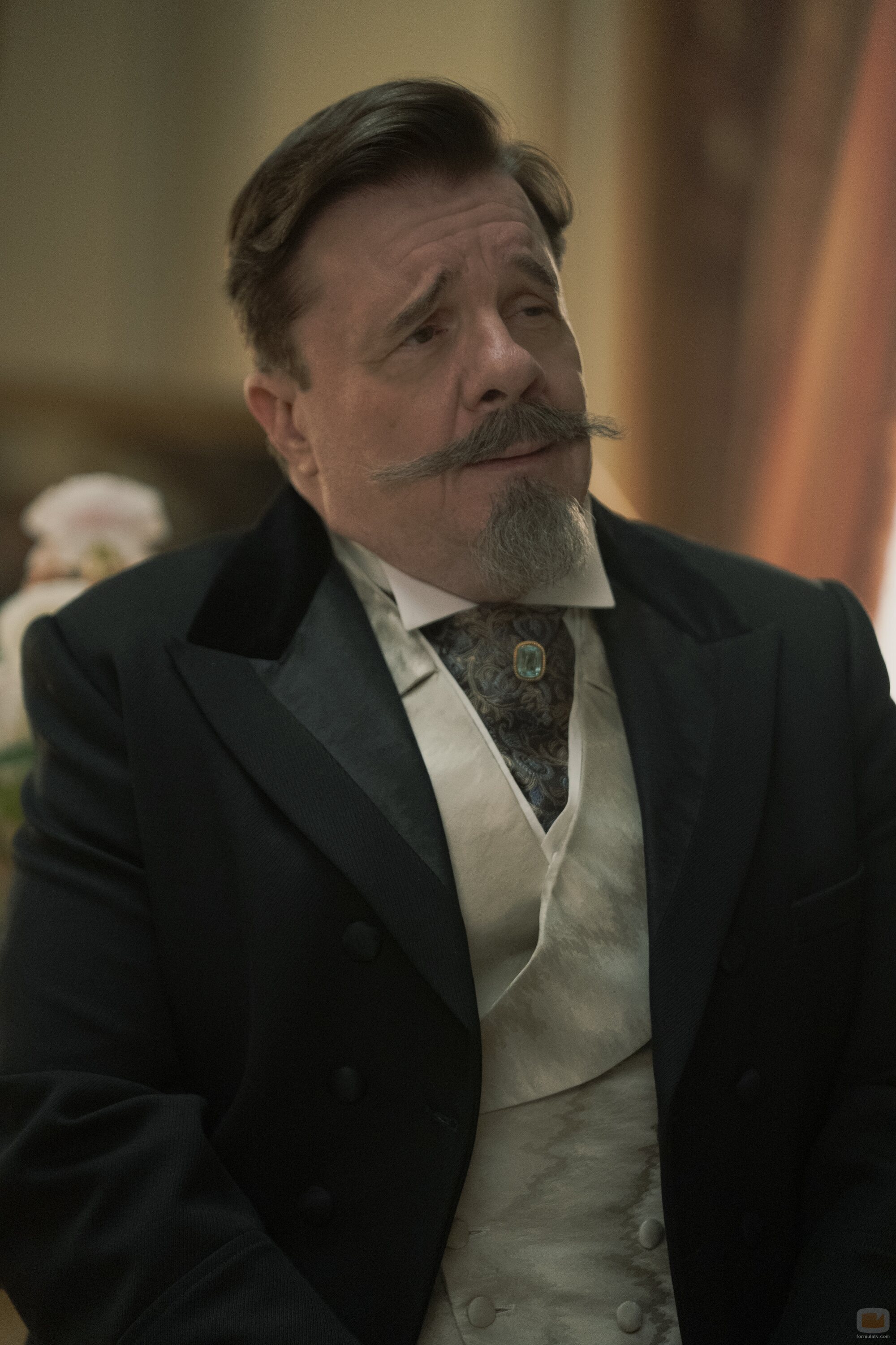 Nathan Lane en 'Excomulgado' de 'The Gilded Age'