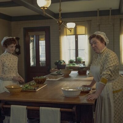 Taylor Richardson y Kristine Nielsen en 3x07 'Excomulgado' de 'La edad dorada'