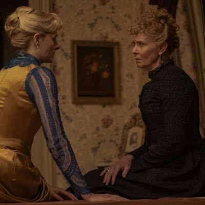 Cynthia Nixon y Louisa Jacobson en 3x07 'Excomulgado' de 'La edad dorada'