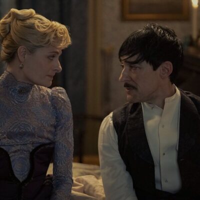 Louisa Jacobson y Blake Ritson en la temporada 3 y el capítulo 07 de 'La edad dorada'