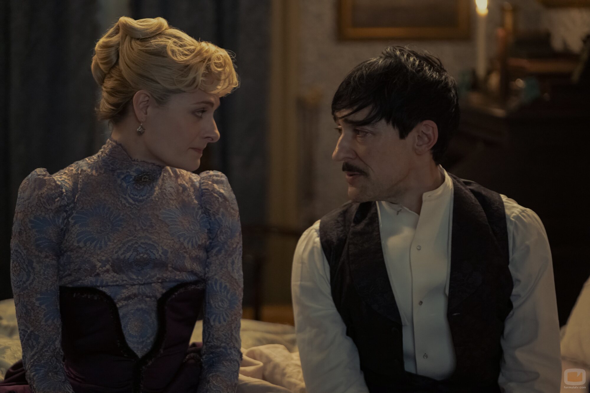 Louisa Jacobson y Blake Ritson en la temporada 3 y el capítulo 07 de 'La edad dorada'