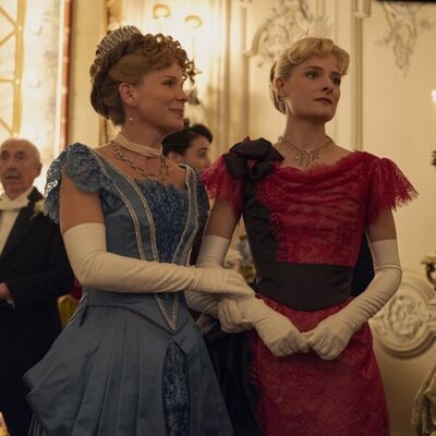 Kelli O'Hara y Louisa Jacobson en 'He tomado una decisión' de 'The Gilded Age'