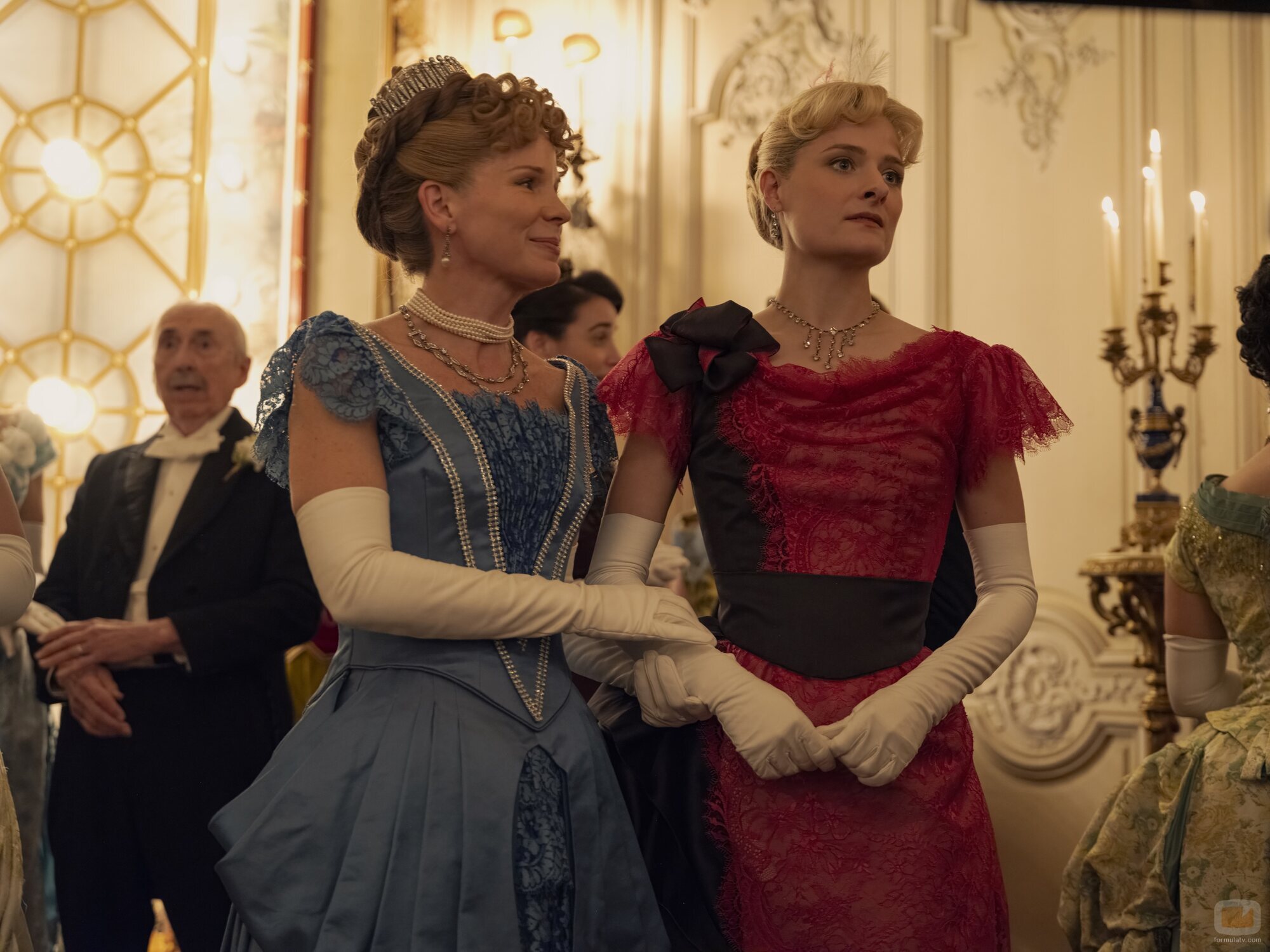 Kelli O'Hara y Louisa Jacobson en 'He tomado una decisión' de 'The Gilded Age'