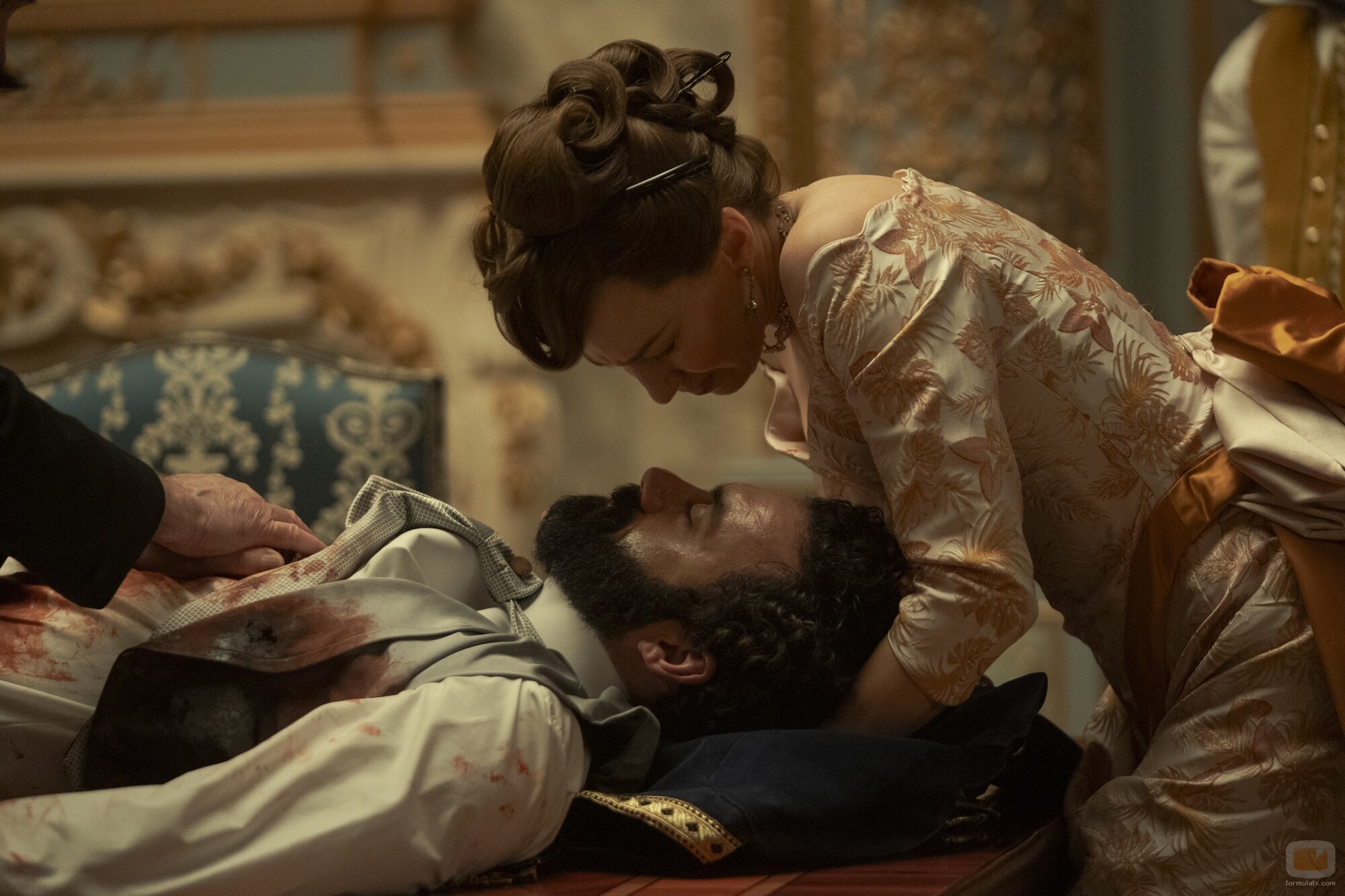 Carrie Coon y Morgan Spector en 3x08 'He tomado una decisión' de 'La edad dorada'