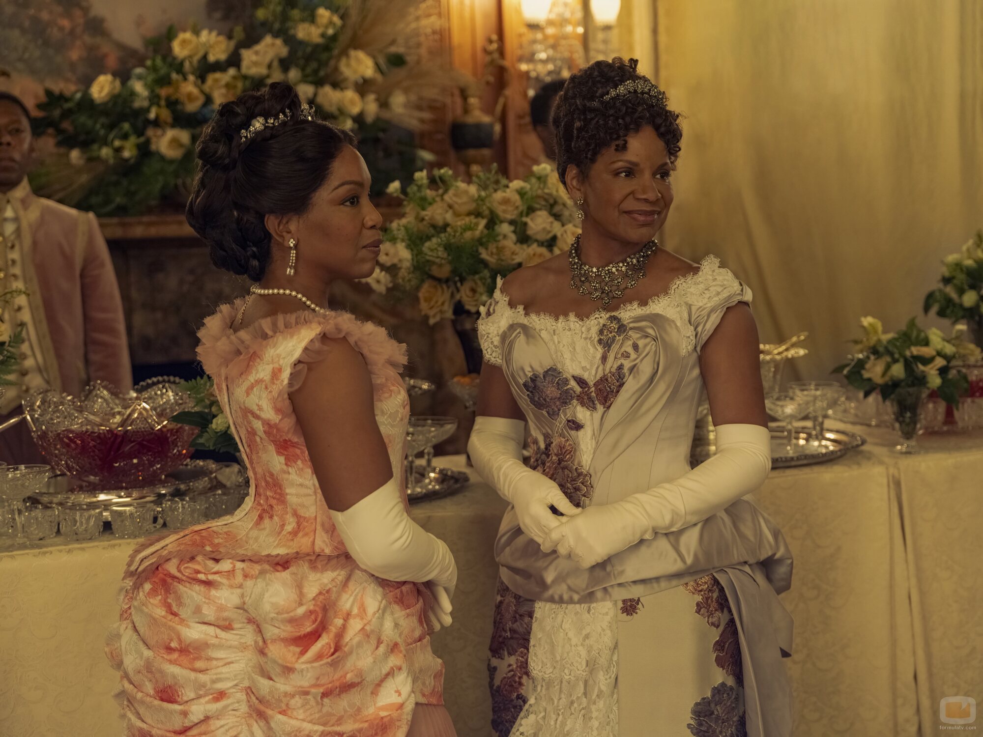 Jessica Frances Dukes y Audra McDonald en 'He tomado una decisión' de 'La edad dorada'