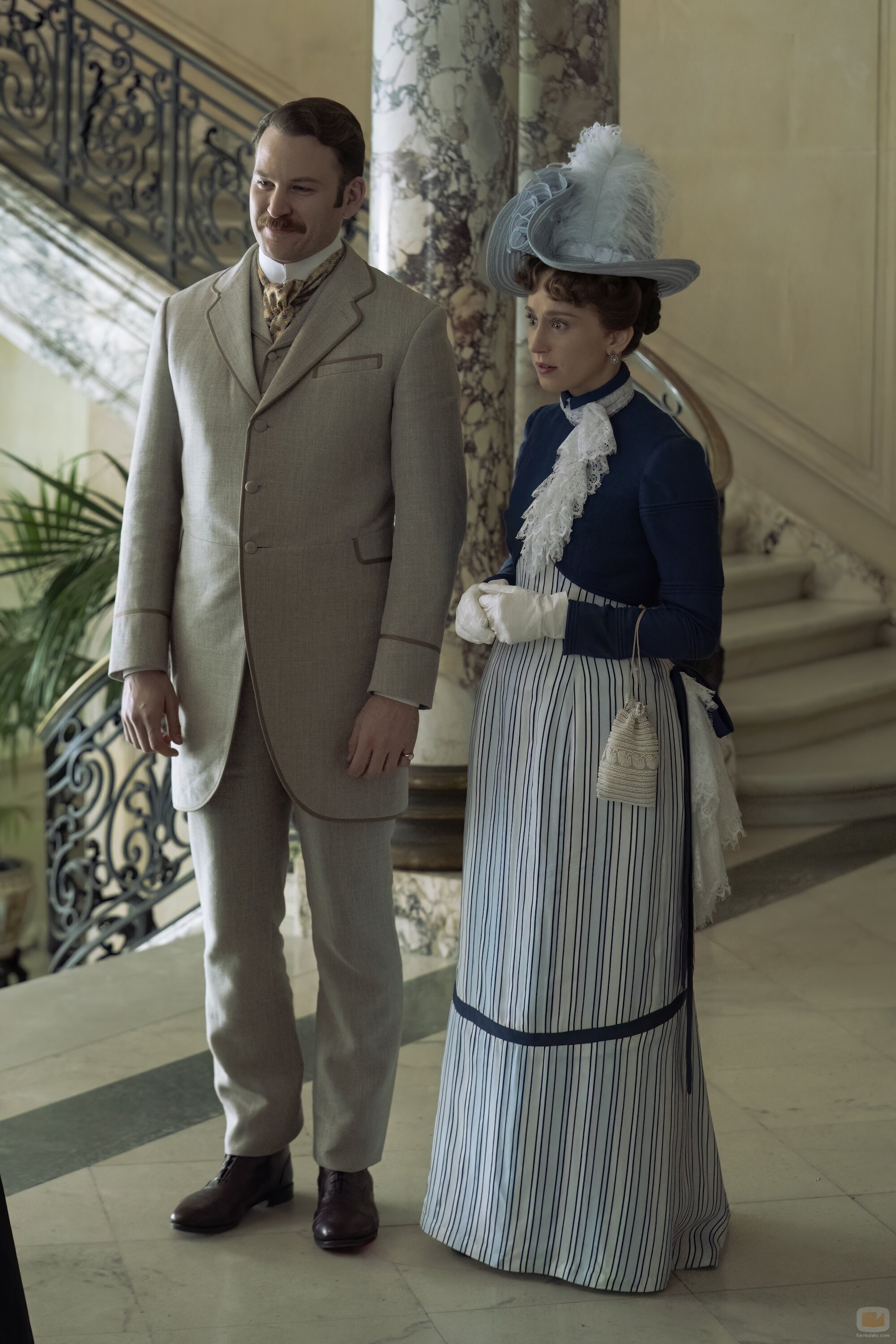 Ben Lamb y Taissa Farmiga en el 3x08 de 'La edad dorada'
