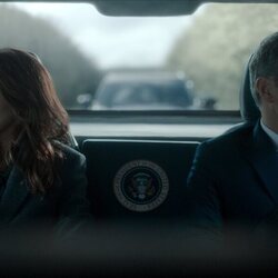 Keri Russell y Rufus Sewell en Capítulo 1 titulado 'Windsor' de 'La diplomática'