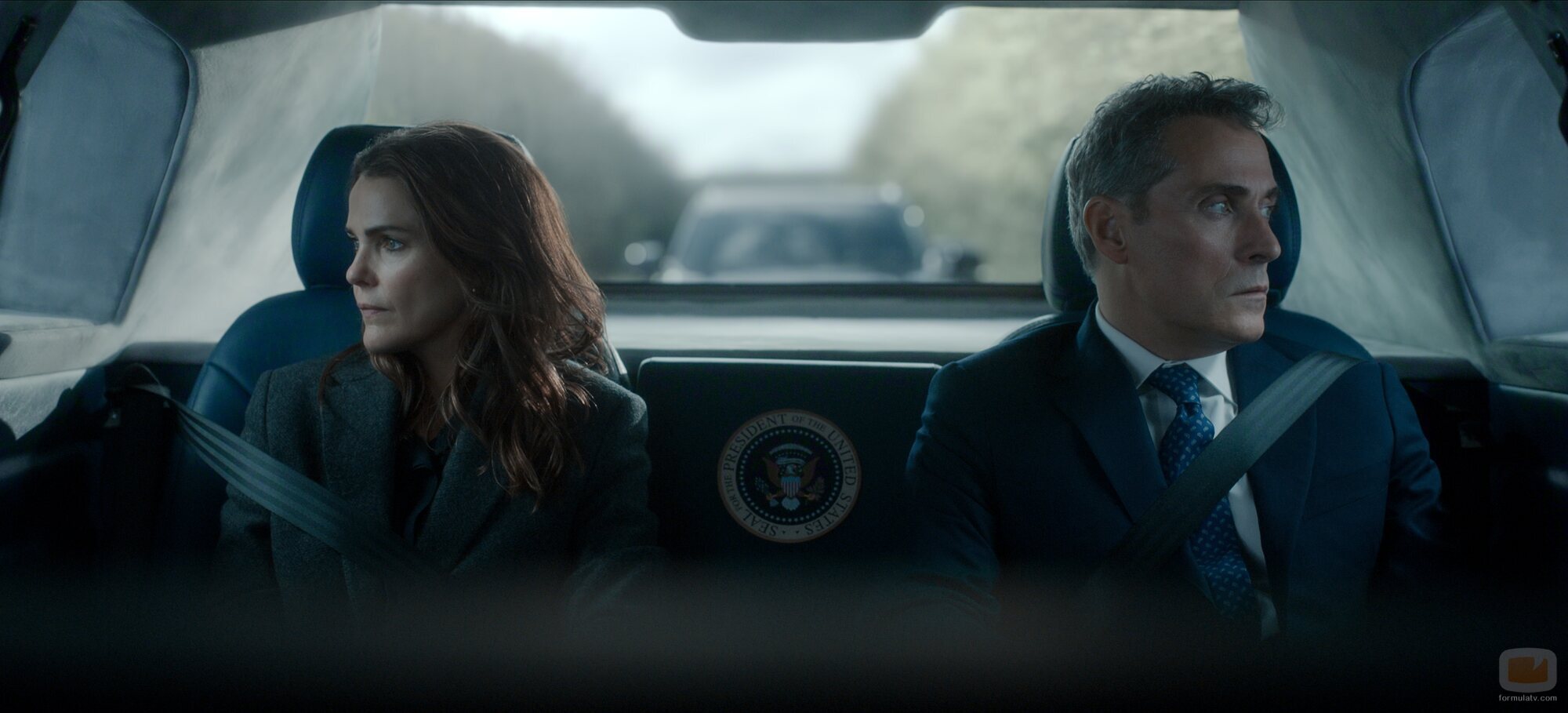 Keri Russell y Rufus Sewell en Capítulo 1 titulado 'Windsor' de 'La diplomática'