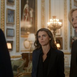 Keri Russell y Allison Janney en la temporada 4 y el capítulo 01 de 'La diplomática'