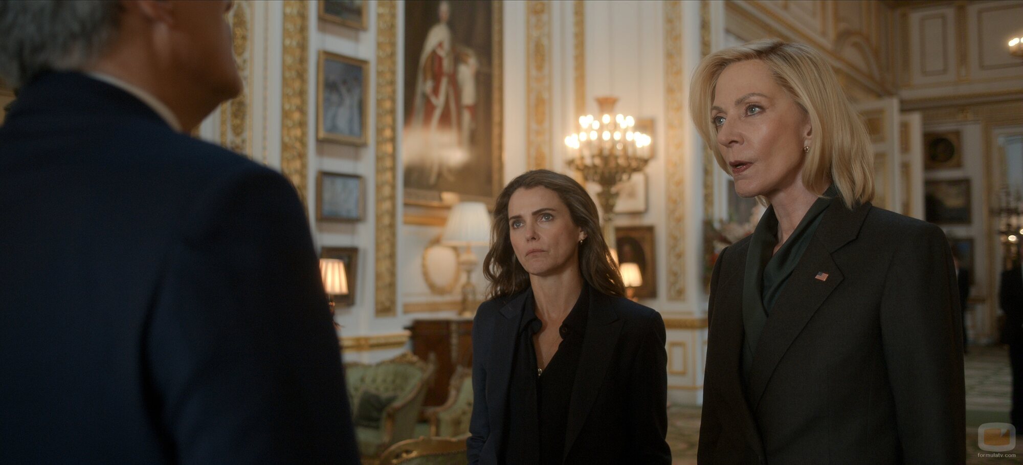 Keri Russell y Allison Janney en la temporada 4 y el capítulo 01 de 'La diplomática'