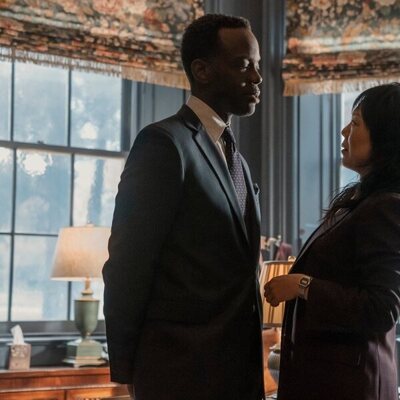 Ali Ahn y Ato Essandoh en 4x01 'Windsor' de 'La diplomática'