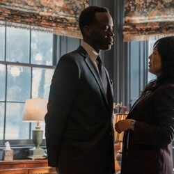 Ali Ahn y Ato Essandoh en 4x01 'Windsor' de 'La diplomática'
