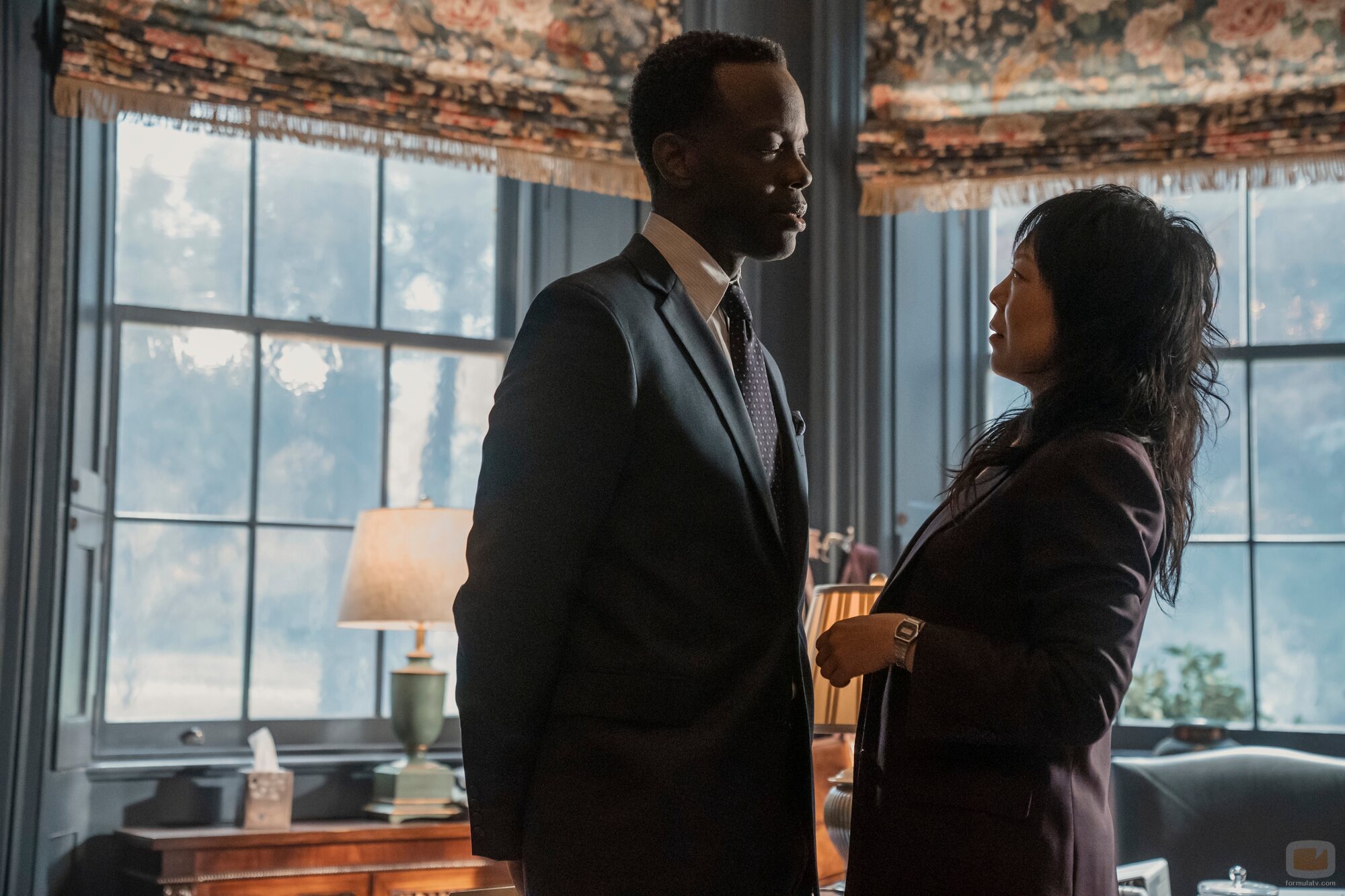 Ali Ahn y Ato Essandoh en 4x01 'Windsor' de 'La diplomática'