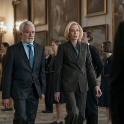 Allison Janney y Bradley Whitford en 'Windsor' de 'The Diplomat'