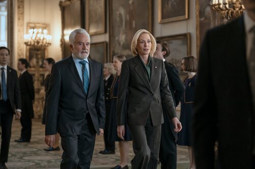Allison Janney y Bradley Whitford en 'Windsor' de 'The Diplomat'