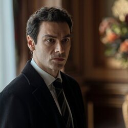 Aidan Turner en el 4x01 de 'La diplomática'