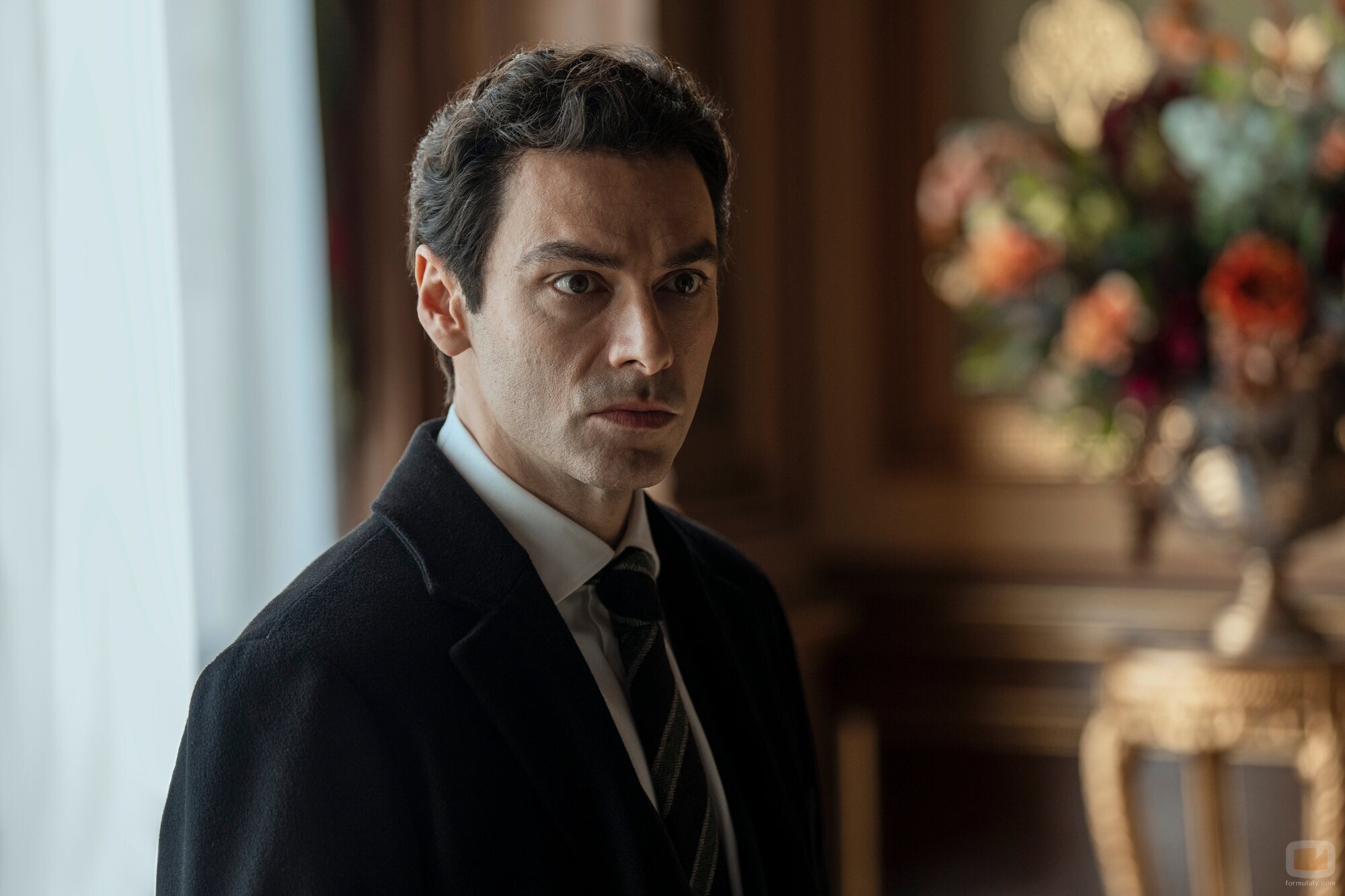 Aidan Turner en el 4x01 de 'La diplomática'