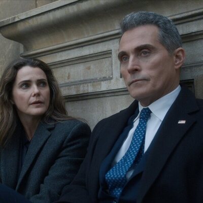Keri Russell y Rufus Sewell en 'Windsor' de 'La diplomática'