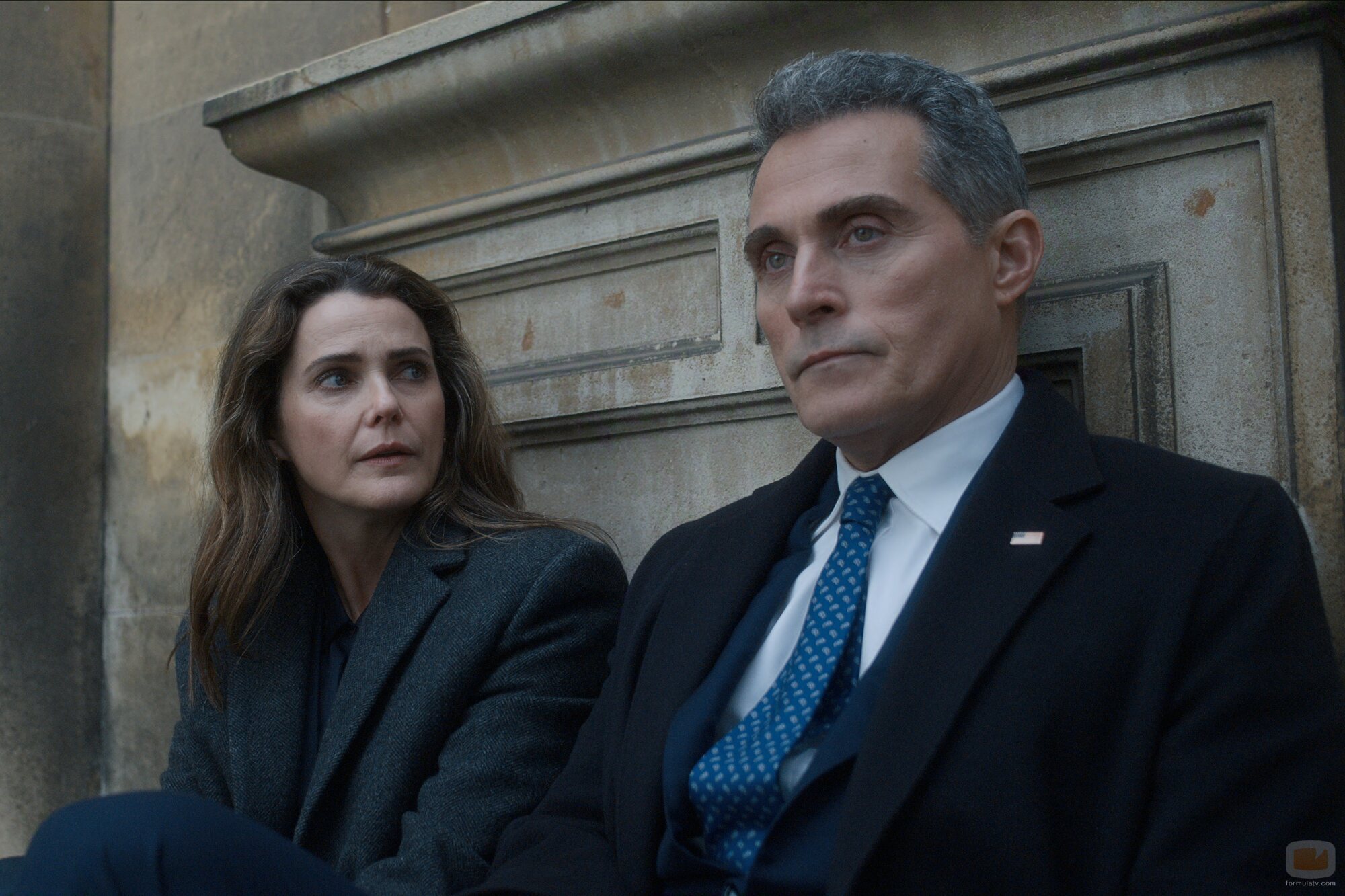 Keri Russell y Rufus Sewell en 'Windsor' de 'La diplomática'