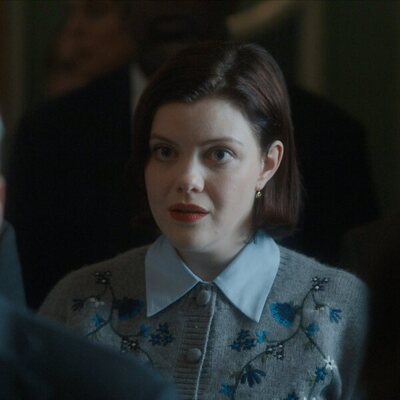 Georgie Henley en 4x02 titulado 'Casacas rojas' de 'La diplomática'
