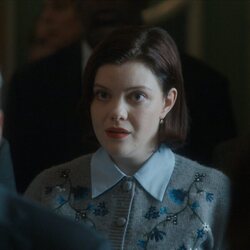 Georgie Henley en 4x02 titulado 'Casacas rojas' de 'La diplomática'