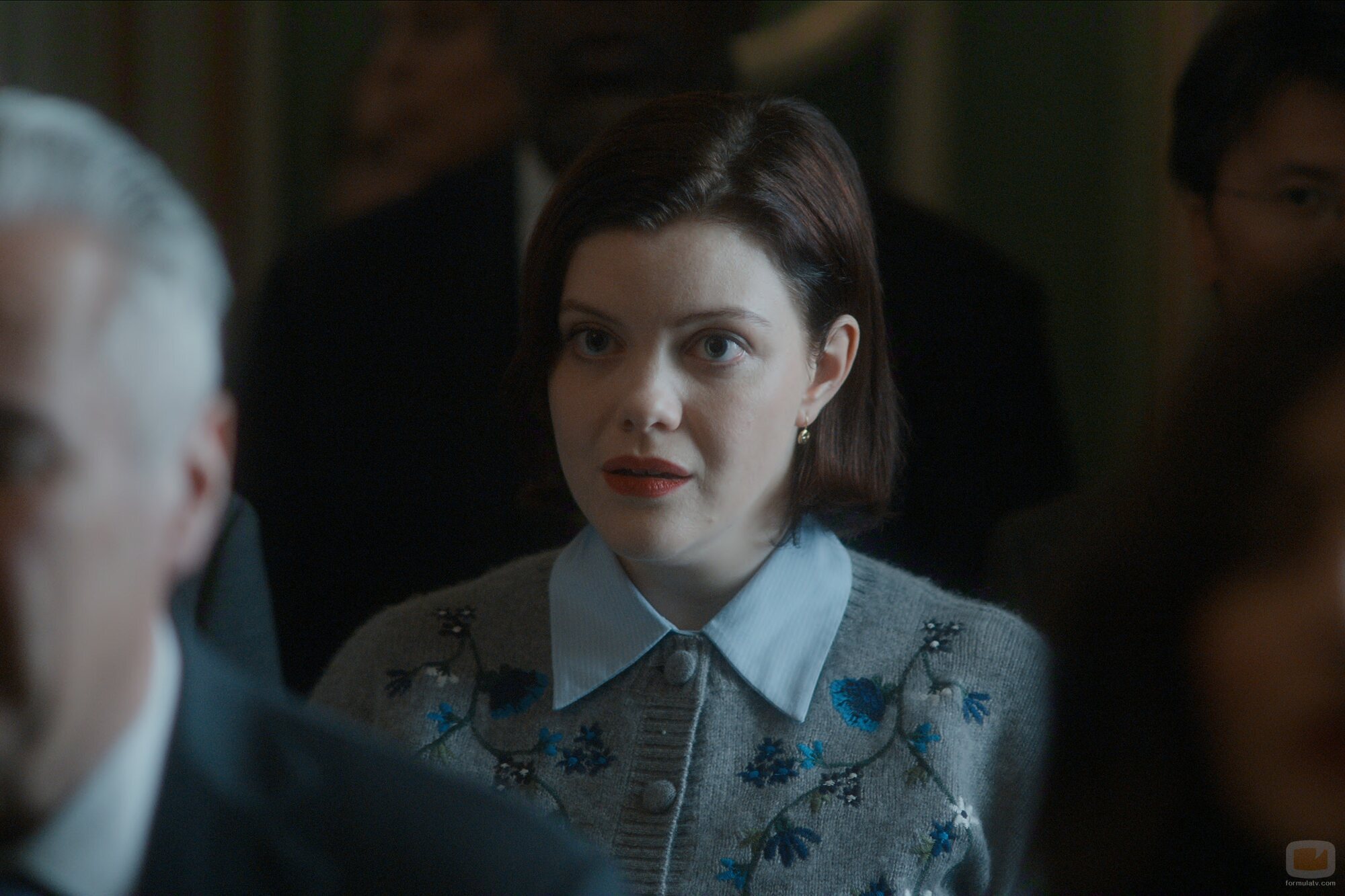 Georgie Henley en 4x02 titulado 'Casacas rojas' de 'La diplomática'