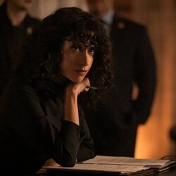 Rosaline Elbay en 'Casacas rojas' de 'The Diplomat'