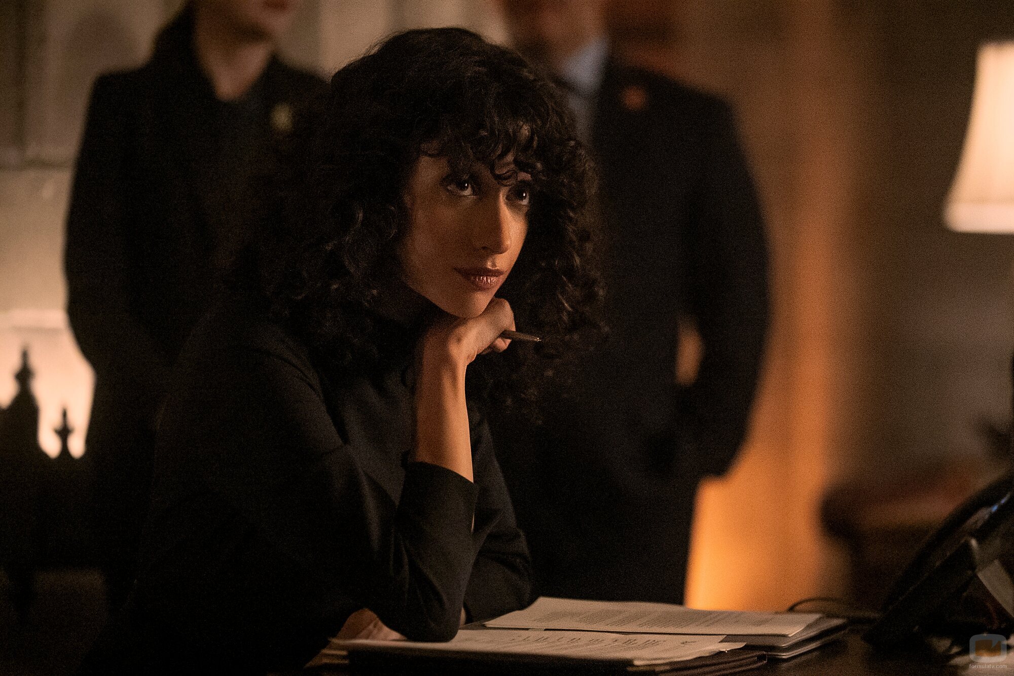 Rosaline Elbay en 'Casacas rojas' de 'The Diplomat'