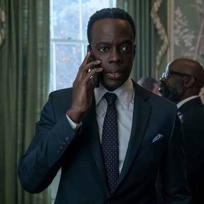 Ato Essandoh en 4x02 titulado 'Casacas rojas' de 'La diplomática'