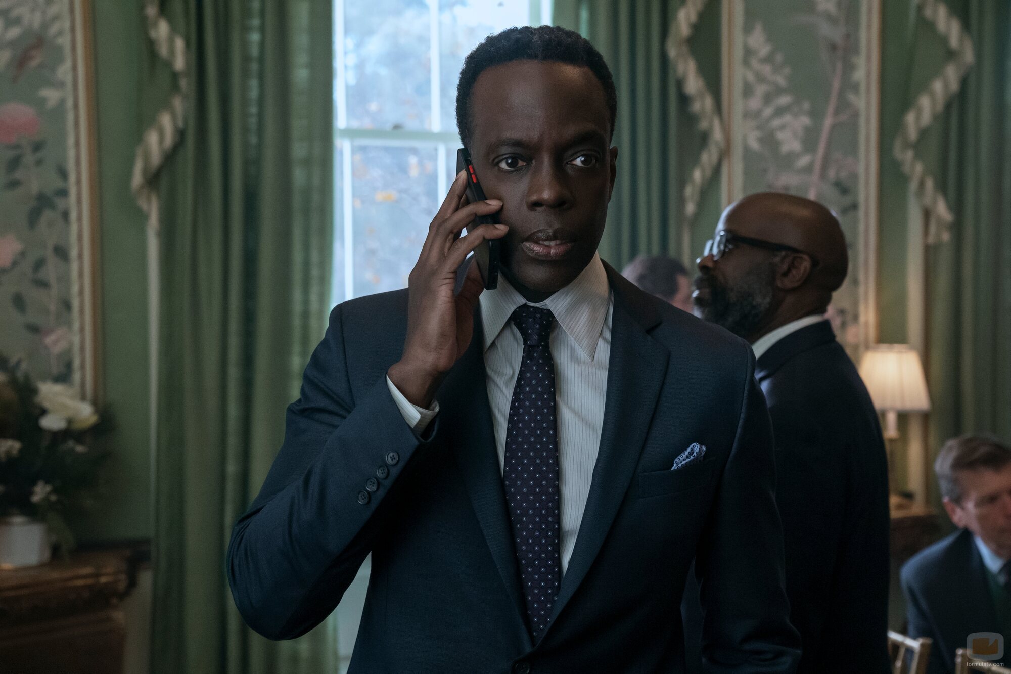 Ato Essandoh en 4x02 titulado 'Casacas rojas' de 'La diplomática'