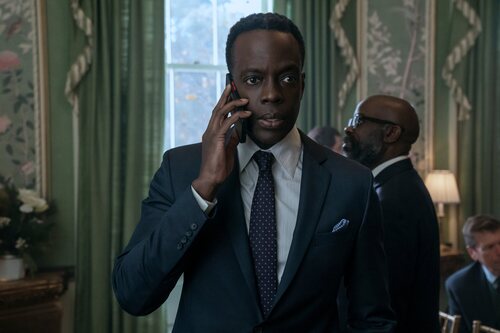 Ato Essandoh en 4x02 titulado 'Casacas rojas' de 'La diplomática'