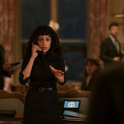 Rosaline Elbay en 4x02 titulado 'Casacas rojas' de 'La diplomática'