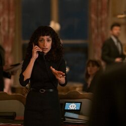 Rosaline Elbay en 4x02 titulado 'Casacas rojas' de 'La diplomática'