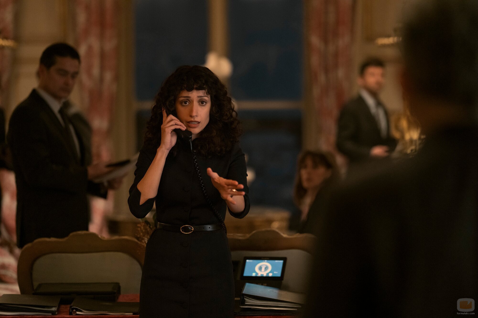 Rosaline Elbay en 4x02 titulado 'Casacas rojas' de 'La diplomática'