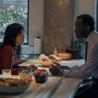 Ato Essandoh y Ali Ahn en 4x03 titulado 'La errata' de 'La diplomática'
