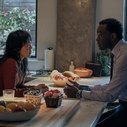 Ato Essandoh y Ali Ahn en 4x03 titulado 'La errata' de 'La diplomática'