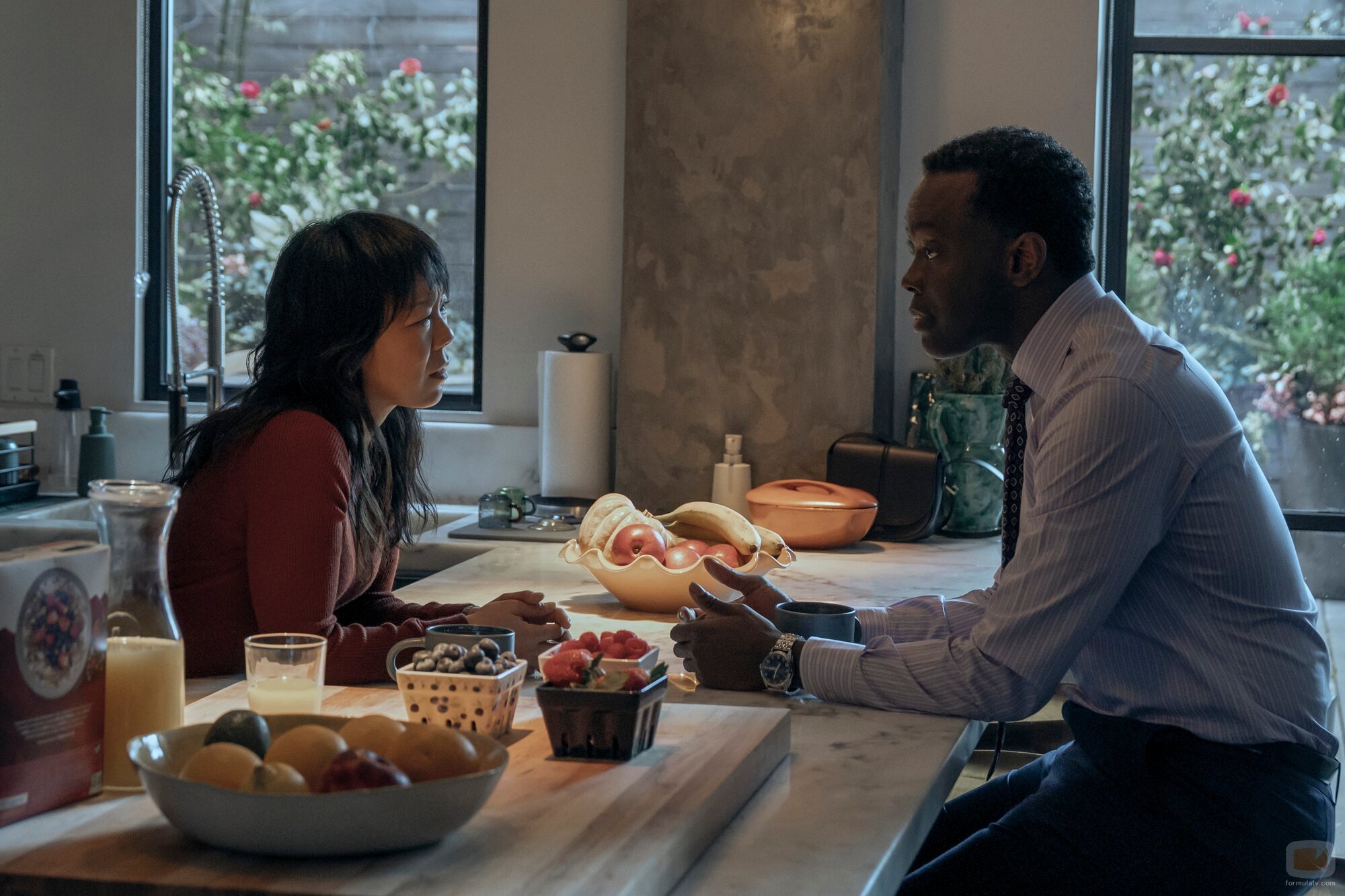 Ato Essandoh y Ali Ahn en 4x03 titulado 'La errata' de 'La diplomática'